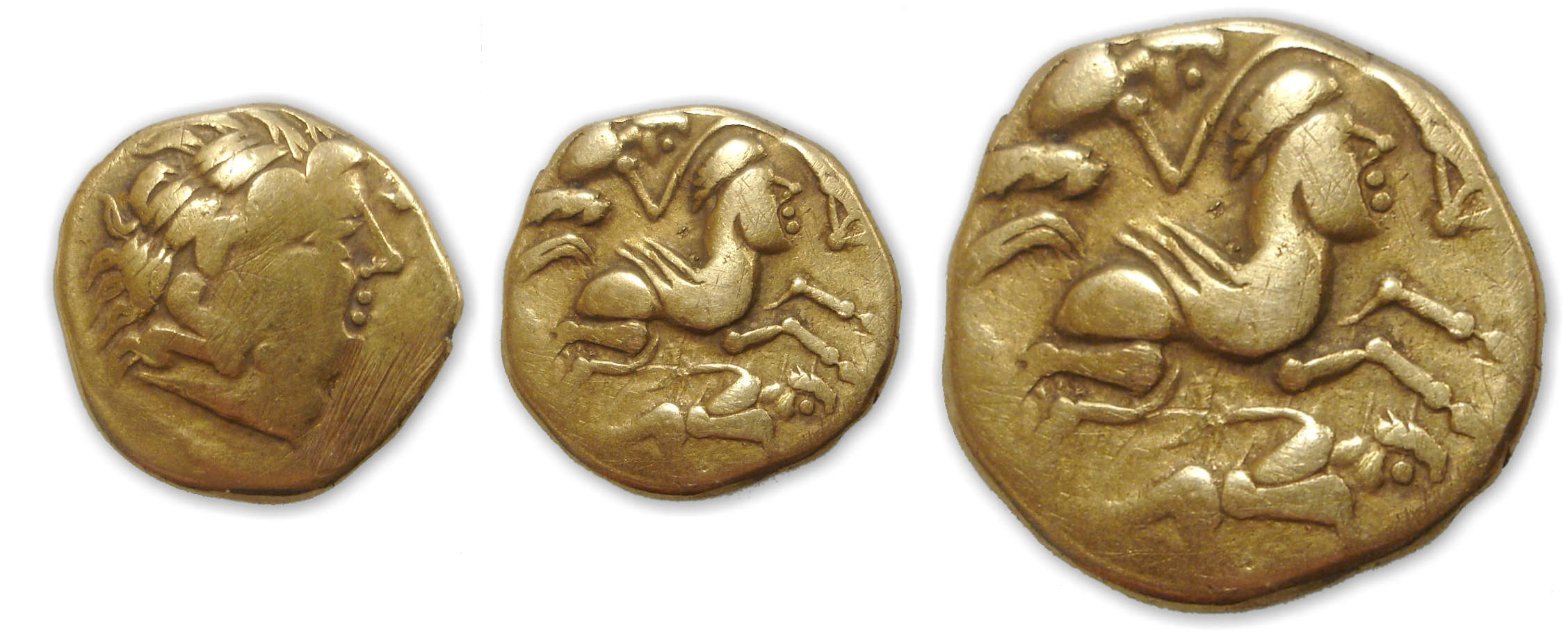 AULERQUES CÉNOMANS - Statère d'or au cheval anthropomorphe et au personnage allongé 80-50 av. J.-C. AULERQUES CÉNOMANS - Statère d'or au cheval anthropomorphe et au personnage allongé 80-50 av. J.-C.