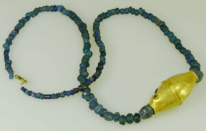 Proche-Orient - Collier en pâte de verre et perle en or - 1er mill. av. J.-C. Proche-Orient - Collier en pâte de verre et perle en or - 1er mill. av. J.-C.