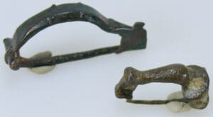 Celtique - Lot de 2 fibules gauloises en bronze - 4ème-2ème siècle av. J.-C.