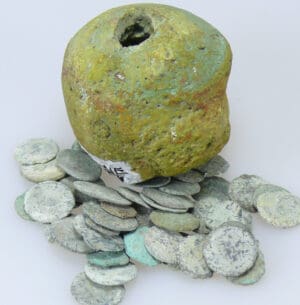 Romain - Tirelire avec son dépôt de monnaies - 4ème-5ème siècle