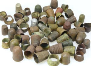 Lot de 66 dés à coudre en bronze