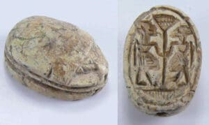 Egypte - Scarabée en stéatite (personnages de face) - Basse époque (26 à 30ème dynastie)