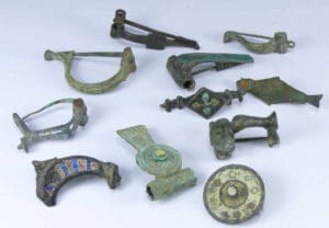 Romain - Lot de 11 fibules en bronze - 2ème-5ème siècle ap. J.-C.