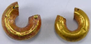 Assyrie - Boucles d'oreilles dépareillées en or 