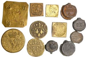 Lot de 7 poids monétaires et 5 poids de sacs