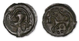 SENONS - Potin à la tête casquée et à la rosace (av. 52 J.-C.).