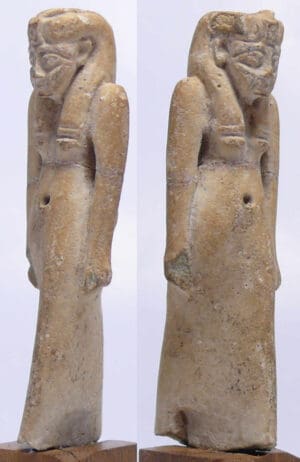 Egypte - Basse époque - Statuette d'Isis en fritte - 664-332 av. J.-C. (26ème-30ème dynastie)