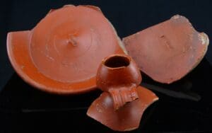 Gallo Romain - Lot de 3 fragments d'objets en sigillée - 150 / 200 ap. J.-C.