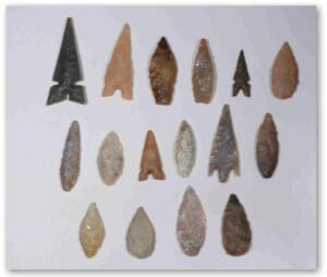 Néolithique - Ensemble de 16 pointes de flèches