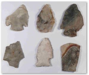 Néolithique - Amérique du nord - Ensemble de 5 pointes de flèches et 1 hâche