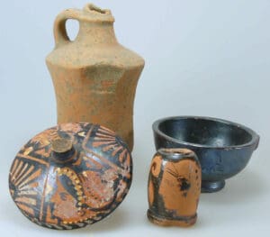 Grande Grèce - Lot de quatre objets en terre cuite - 4ème siecle av J.-C.