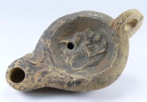 Romain - Lampe à huile - Personnages et autel - 200-400 ap. J.-C.