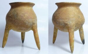 Précolombien - Equateur - Vase tripode en terre cuite - 500 / 1500 ap. J.-C.
