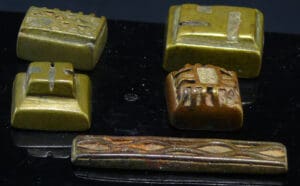 Afrique - Côte d'Ivoire et Ghana, Akan - Lot de 5 poids en bronze servant à peser l'or - 1ère moitié du XXe siècle