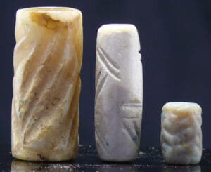 Proche Orient, période archaïque - Lot de 2 sceaux cylindre en pierre et d'une perle - 3000 / 2000 av. J.-C.