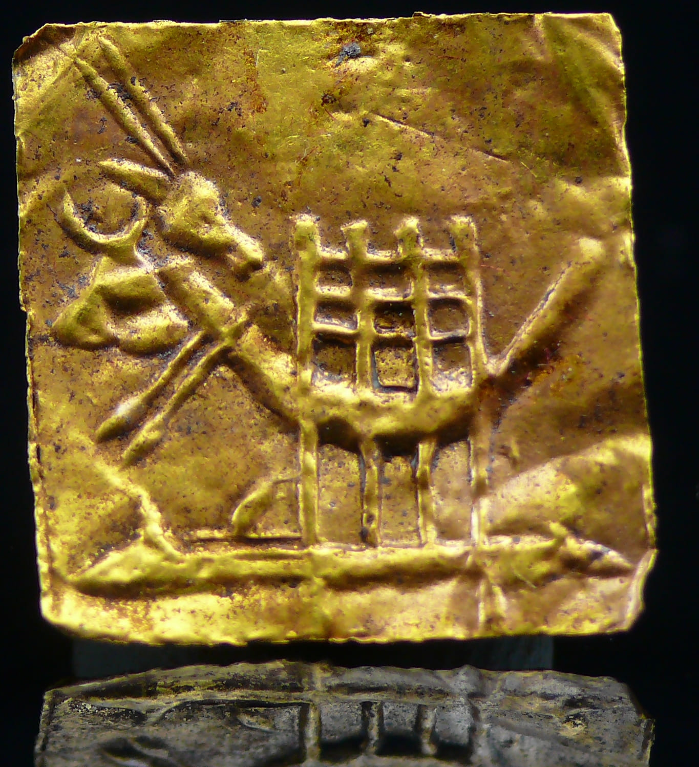 Egypte - Epoque ptolémaïque - Plaquette en or (barque hennou associé au dieu Sokar ou Sokaris) - 305 / 30 av. J.-C. Egypte - Epoque ptolémaïque - Plaquette en or (barque hennou associé au dieu Sokar ou Sokaris) - 305 / 30 av. J.-C.