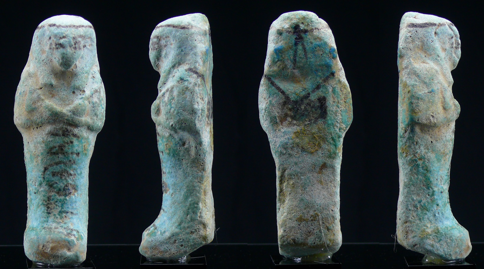 Egypte - Troisième période intermédiaire, 22ème dynastie - Shabti attribué à « Nesy-Khonsu » en fritte émaillée - 945 / 715 av. J.-C. Egypte - Troisième période intermédiaire, 22ème dynastie - Shabti attribué à « Nesy-Khonsu » en fritte émaillée - 945 / 715 av. J.-C.