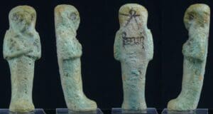 Egypte - Troisième période intermédiaire - Shabti anépigraphe en fritte émaillée - 945 / 715 av. J.-C.