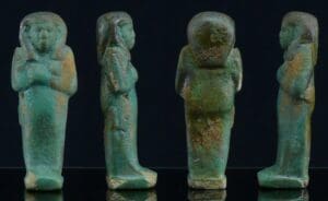 Egypte - Troisième période intermédiaire - Shabti anépigraphe en fritte émaillée - 945 / 715 av. J.-C.