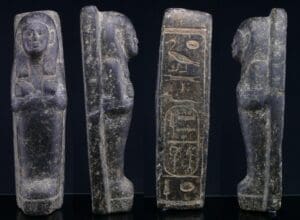 Egypte - Troisième période intermédiaire, 19-21ème dynastie (Siamon) - Gisant attribué à « Amenothep III » en granodiorite - 1295 / 945 av. J.-C.