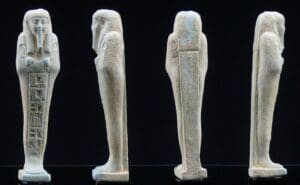 Egypte - Basse époque, 26-30ème dynastie - Oushebti attribué à « Pa-di-Iset, fils de Iset-en-Iret » en fritte émaillée - 664 / 343 av. J.-C.