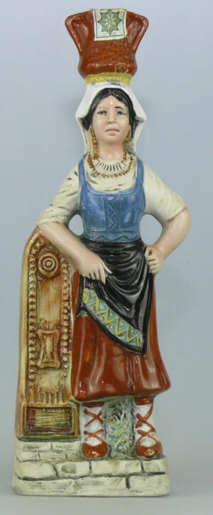 Bouteille en céramique - Femme à la cruche