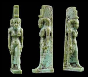Egypte - Troisième période intermédiaire - Amulette en fritte bleue (La divinité Isis) - 1069-525 av. J.-C. (21ème-25ème dynastie)