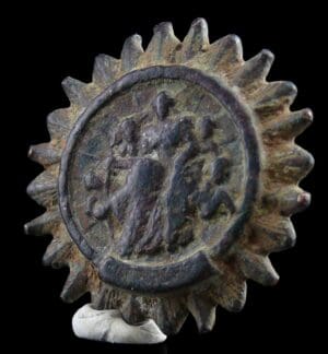 Romain - Empire d’Orient - Fibule en bronze (Scène guerrière) - 100 / 300 ap J.-C.