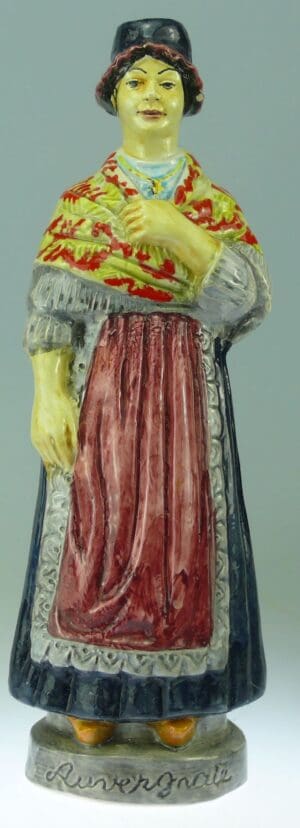 Bouteille en céramique - Auvergnate à la jupe bleue