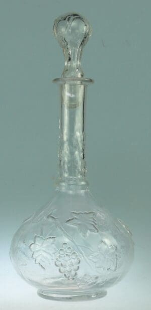 Carafe en verre moulé - Fleurs et fruits