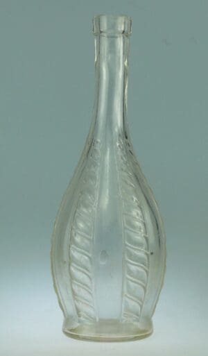 Carafe en verre moulé - Faces lisses et ondulées