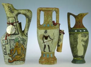 Lot de 3 bouteilles miniatures en céramique - Décors antiques