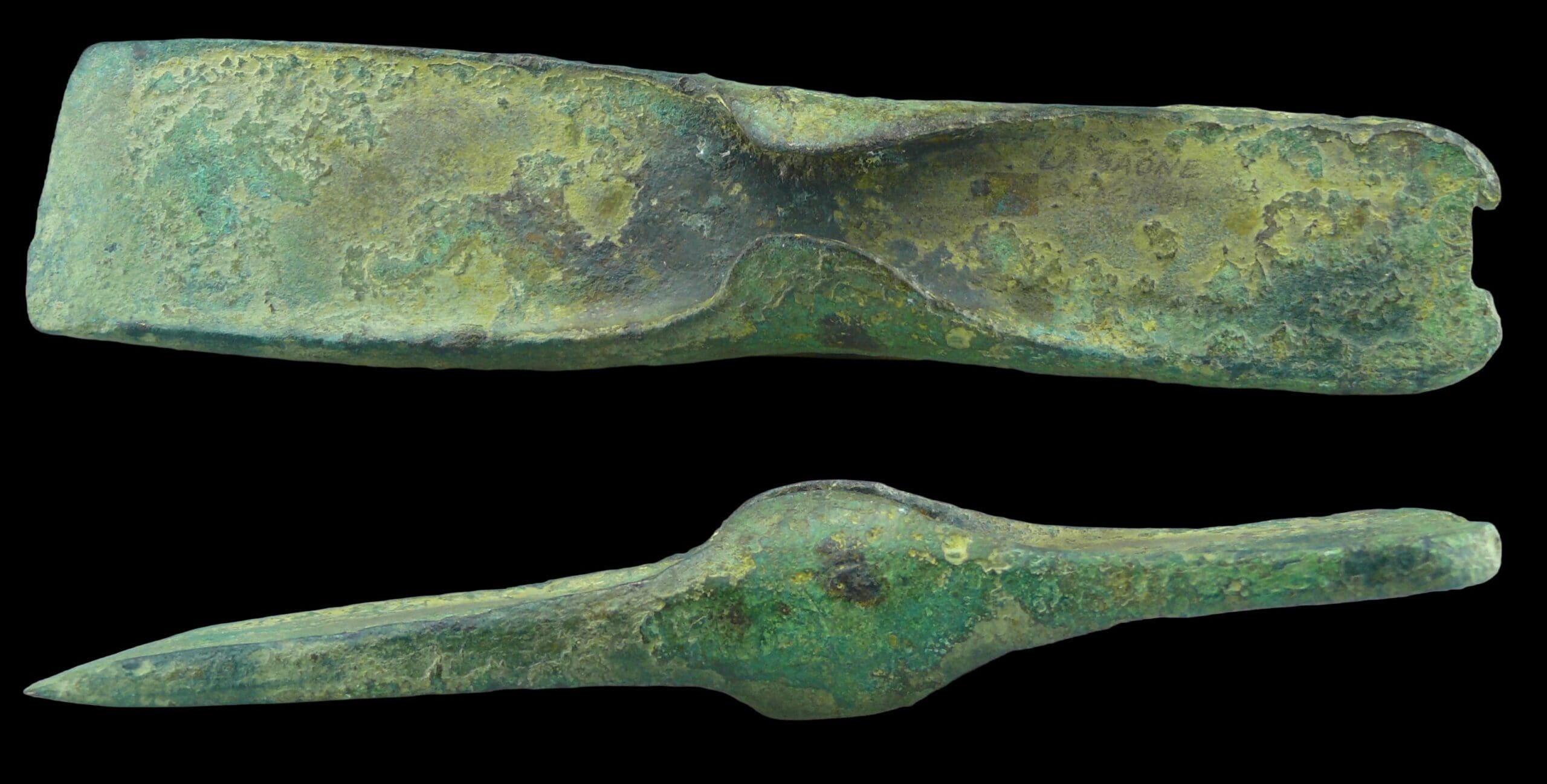 Age du bronze - Hache à ailerons - 2000 / 1000 av. J.-C. Age du bronze - Hache à ailerons - 2000 / 1000 av. J.-C.