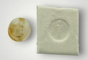 Romain, Empire d’orient - Intaille en cristal de roche  (personnage tenant un oiseau) - 1er / 2ème siècle ap. J.C.