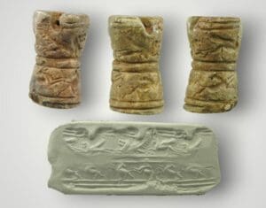 Mésopotamie, Anatolie orientale - Sceau cylindre en pierre brune - Fin 3ème mill av. J.C.