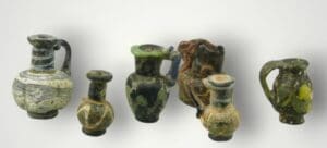 Romain - Lot de 6 petits vases en pâte de verre - 1er / 3ème siècle ap. J.-C.