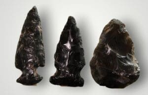 Précolombien - Mexique - Culture Aztèque ou Teotihuacan - Lot de 3 pointes de flèche en obsidienne - 400 av. J.-C. / 900 ap.J.-C.