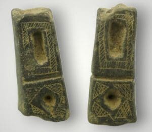 Moyen orient, Levantin archaïque / Cananéen - Fragment de socle rituel en terre cuite noire - Début 2ème mill av. J.C.