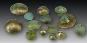 Âge du bronze - Ensemble de 14 éléments d'arnachement de chevaux - 2000 / 1000 av. J.-C.