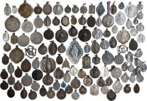 Lot de 114 médaillettes religieuses en argent, bronze et aluminium