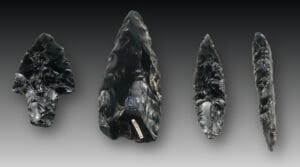 Précolombien - Mexique - Culture Aztèque ou Teothihuacan - Lot de 4 pointes de flèche en obsidienne - 400 av. J.-C. / 900 ap.J.-C.